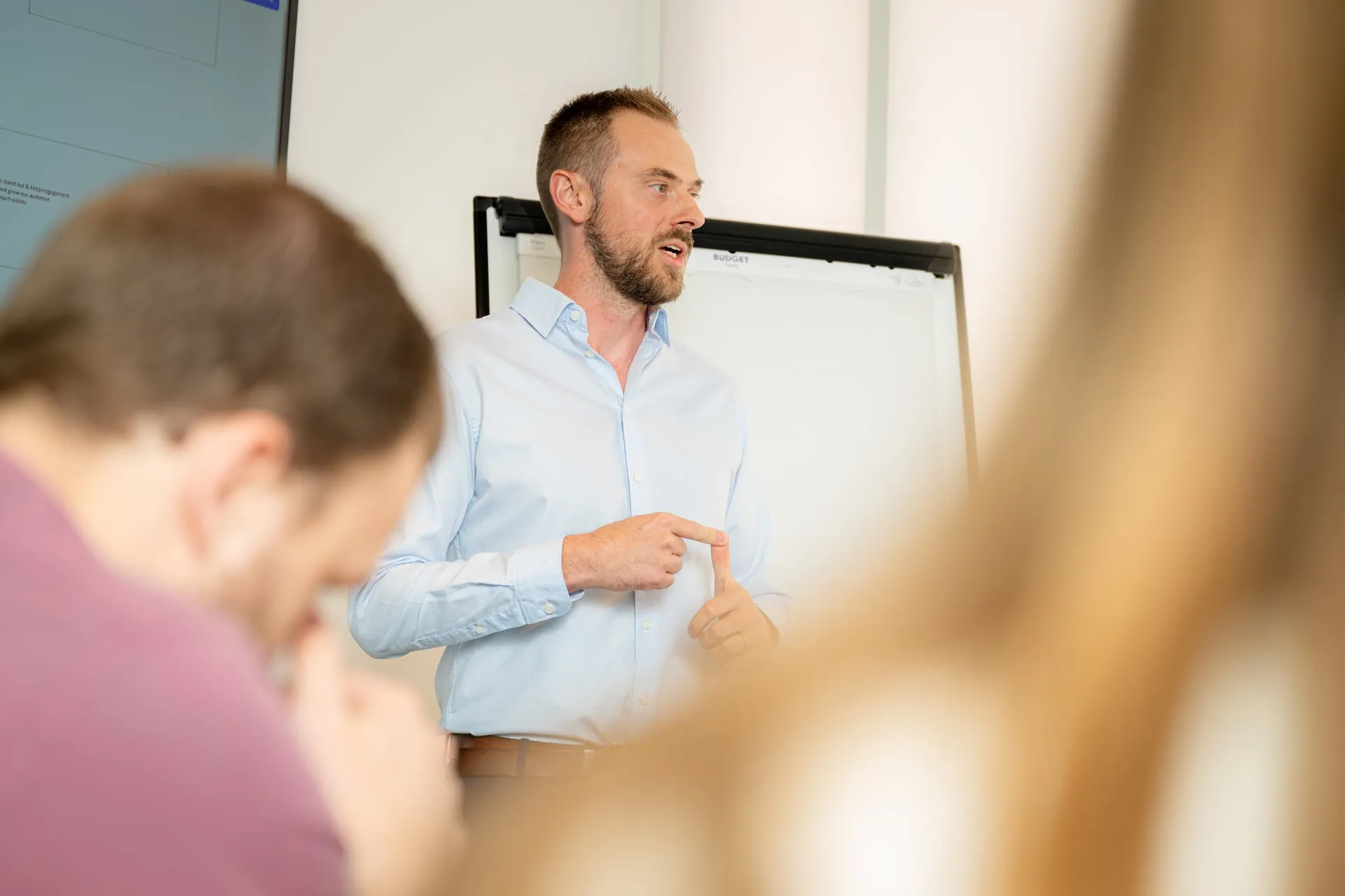 Brecht Vandewaetere geeft een workshop aan een groep, staand voor een flipchart